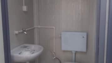 Serviettes fournies, papier toilette