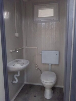 Serviettes fournies, papier toilette