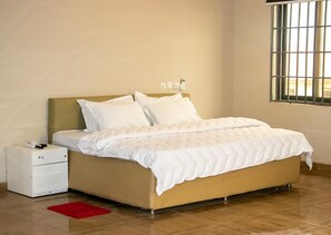 Een bureau, een laptopwerkplek