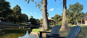 Lake Front 4BR + Dock & Paddle Boards, Water front & Sunset Views