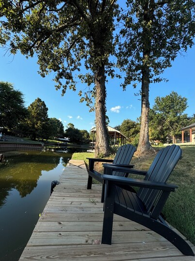 Lake Front 4BR + Dock & Paddle Boards, Water front & Sunset Views