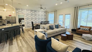 Smart TV, mesa de pingue-pongue, livros