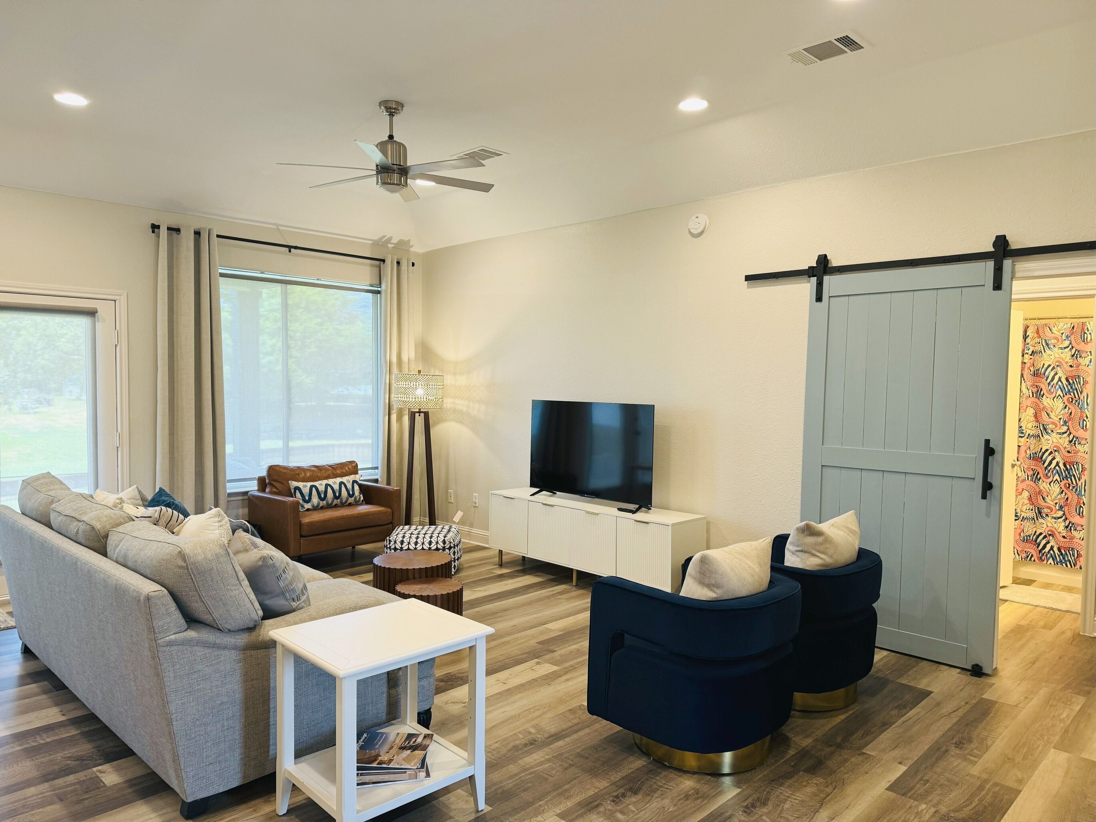 Smart-tv, bordtennisbord, bøger