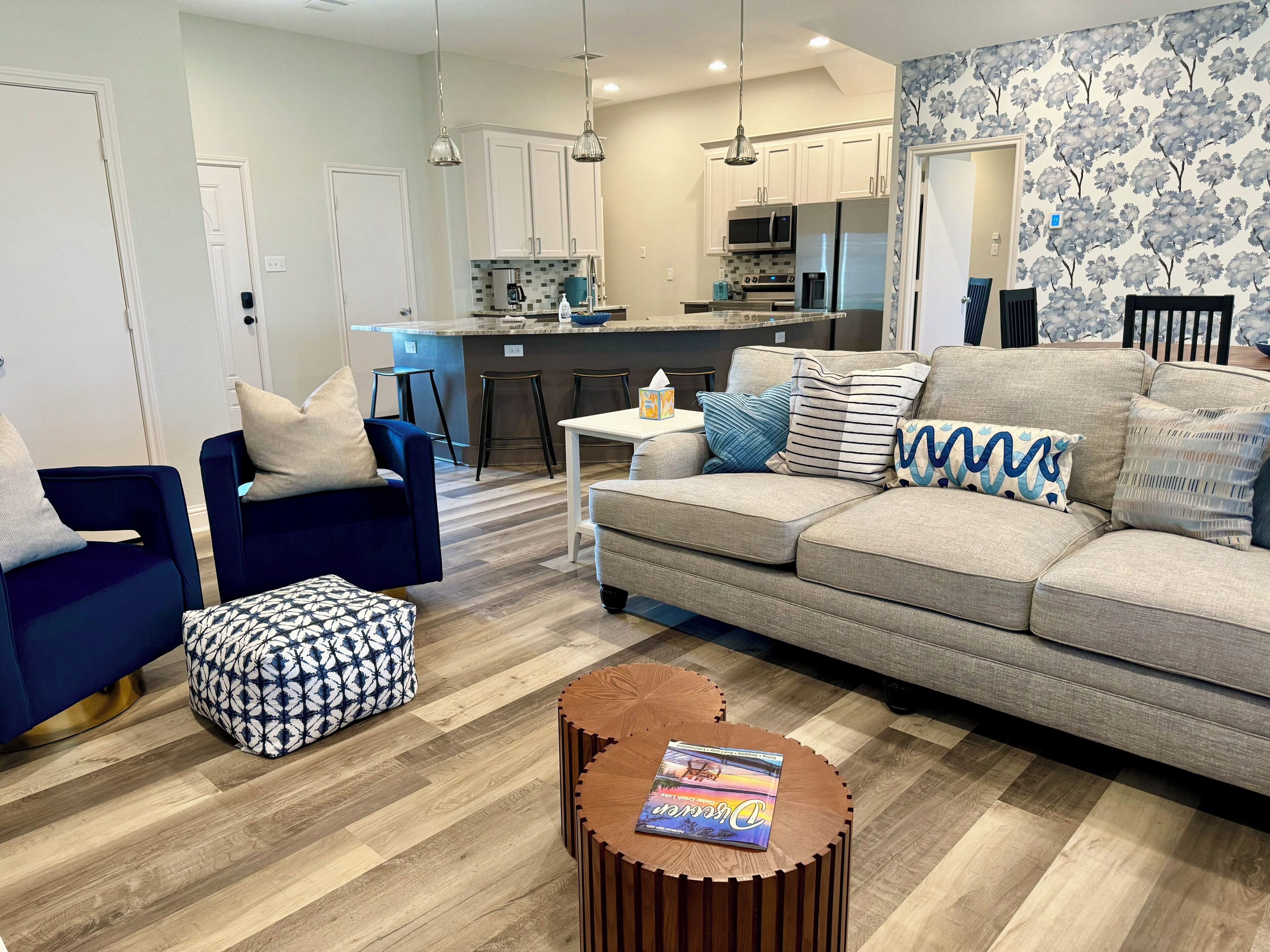 スマートテレビ、卓球台、書庫