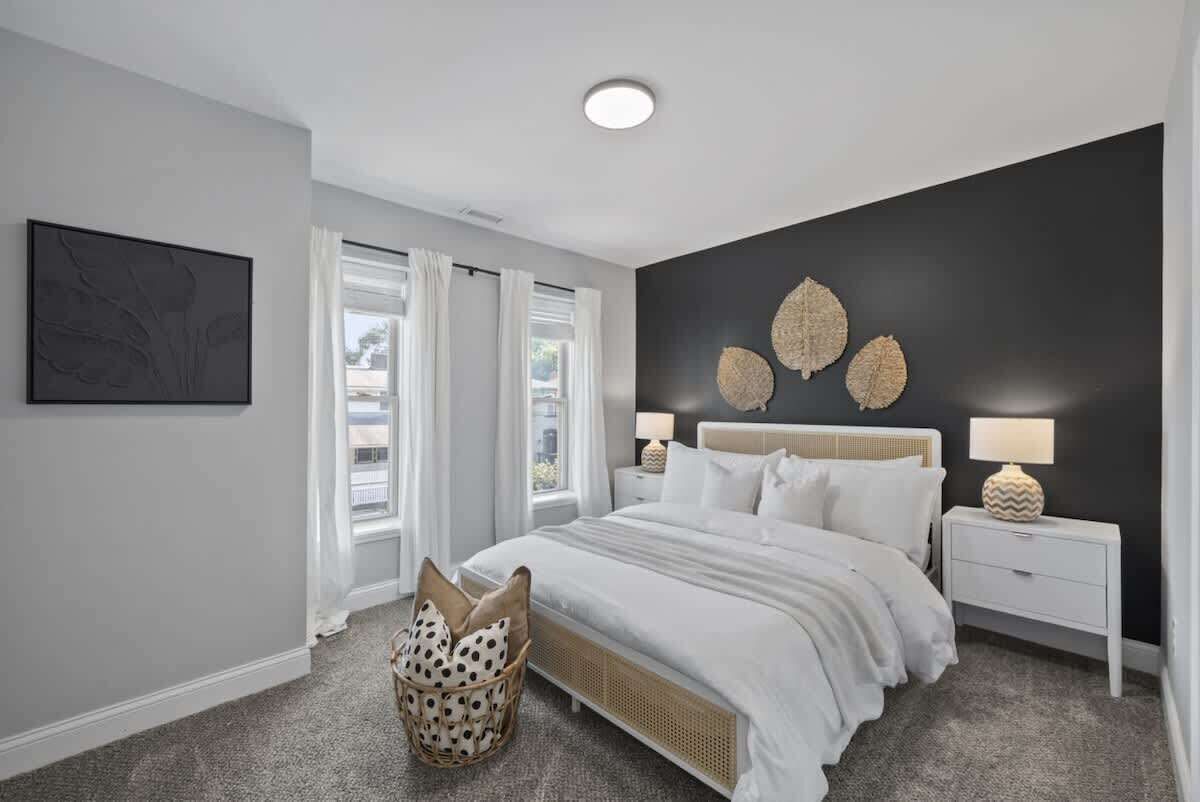 4 habitaciones, escritorio y tabla de planchar con plancha 