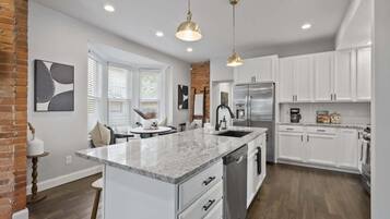 Een koelkast, een magnetron, een oven, een kookplaat