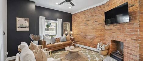 Una Smart TV, libros