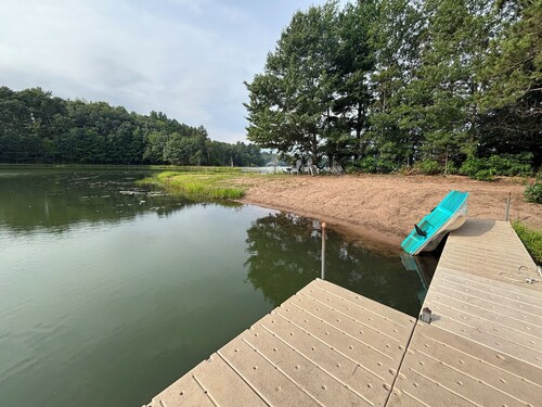 Private beach on Pine Lake, great views, 3 spacious bedrooms and 2 living rooms