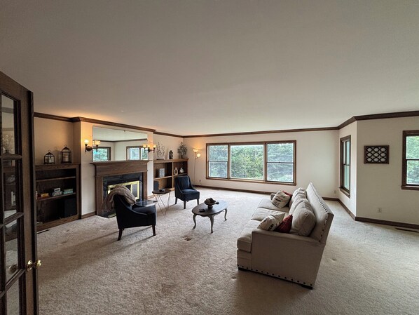 TV, fireplace