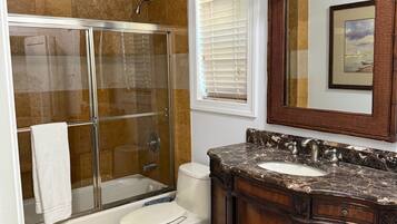 Asciugacapelli, asciugamani, sapone, carta igienica