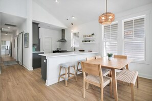 Dining - Updated / 2min Walk to Beach / Heated Private Pool / Golf Cart / Table Games (Carolina Beach)