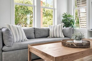 Smart TV, table football, ping pong, books - Updated / 2min Walk to Beach / Heated Private Pool / Golf Cart / Table Games (Carolina Beach)