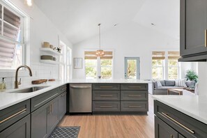 Interior - Updated / 2min Walk to Beach / Heated Private Pool / Golf Cart / Table Games (Carolina Beach)