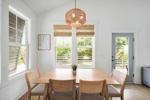 Dining - Updated / 2min Walk to Beach / Heated Pool / Golf Cart / Table Games (Carolina Beach)