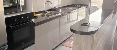 Een magnetron, een oven, een kookplaat