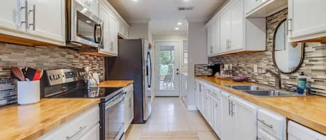 Fridge, oven, dishwasher, coffee/tea maker