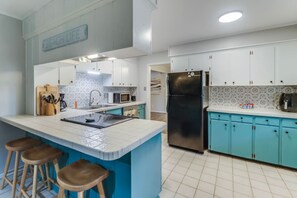 Kylskåp, mikrovågsugn, ugn och spishäll