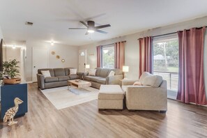 Smart TV, fireplace - Mid-Mod Beach House Gulf Coast (Gulfport)