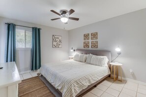 3 bedrooms, desk, iron/ironing board, free WiFi - Mid-Mod Beach House Gulf Coast (Gulfport)