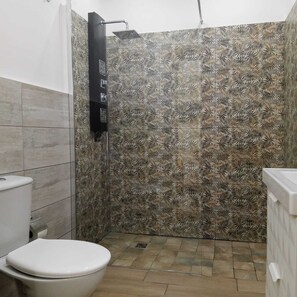 Haartrockner, Handtücher, Seife, Toilettenpapier