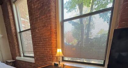 Cozy studio in the heart of Downtown Mystic.