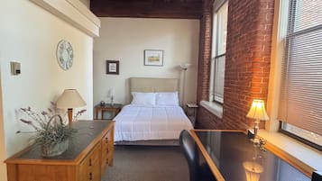 1 habitación, tabla de planchar con plancha y ropa de cama