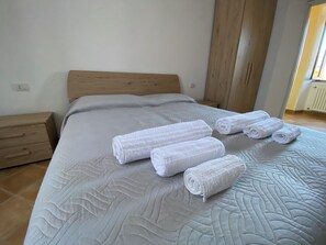 1 habitación y ropa de cama