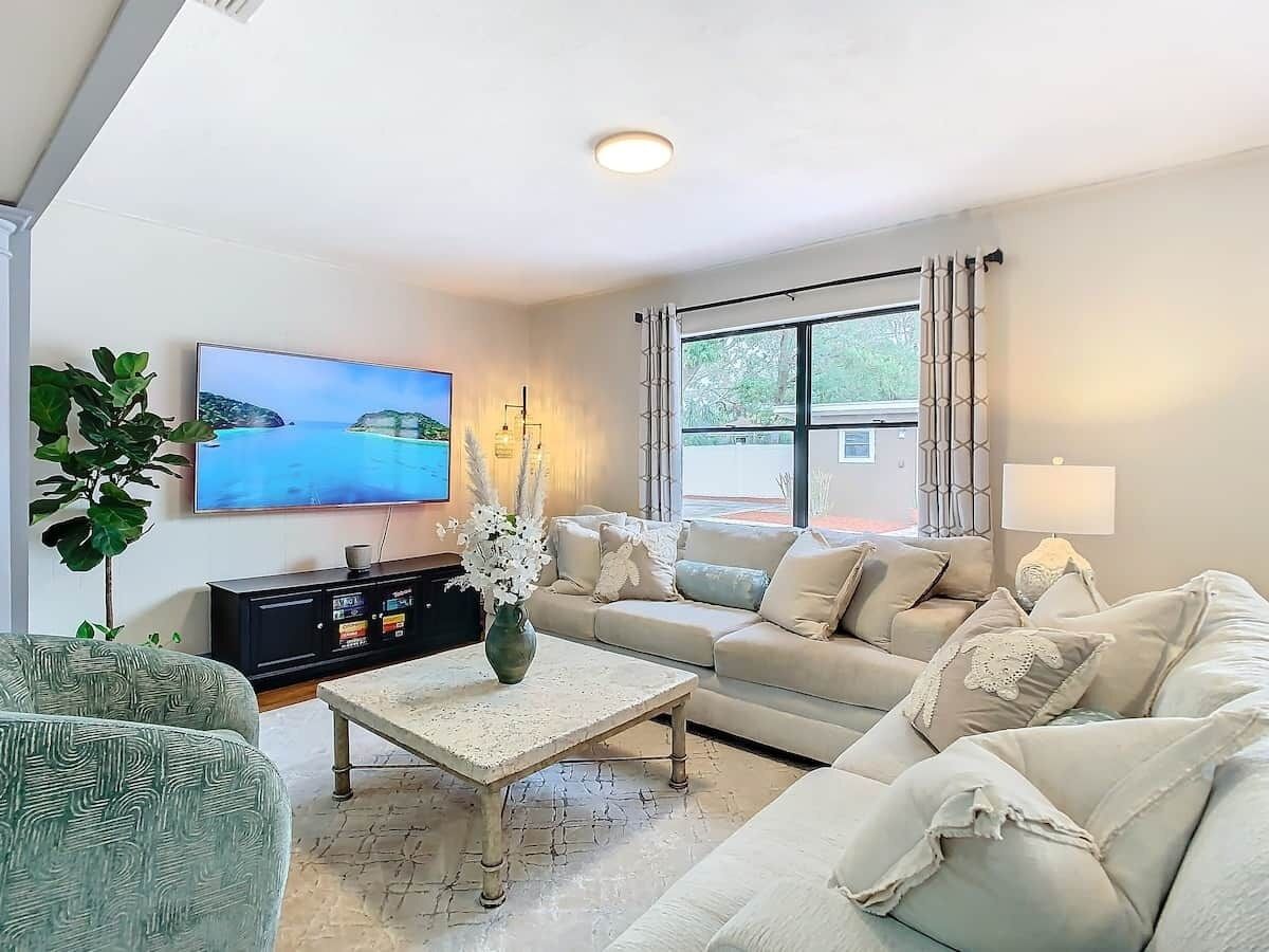 智能电视、书、电脑显示器