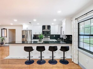 ثلاجة، ميكروويف، فرن، موقد طهي مسطح