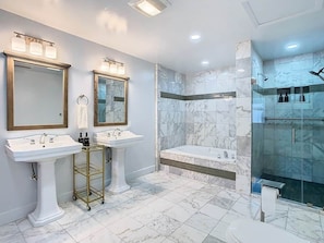 Douche, baignoire Ă jets, sĂšche-cheveux, serviettes fournies