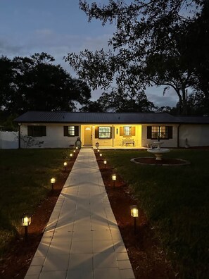Exterior - The Seminole Heights Suncatcher - Pool & Basketball (Tampa)