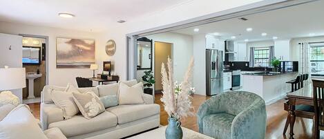 TV connectée, livres, écrans d'ordinateur