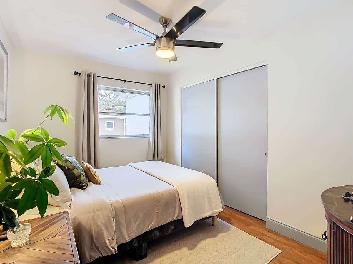 4 habitaciones, escritorio, tabla de planchar con plancha y wifi gratis 