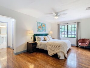 4 室のベッドルーム、デスク、アイロン / アイロン台、旅行用ベビーベッド