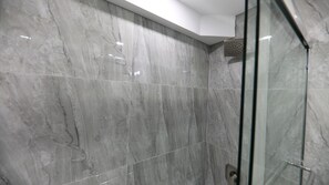 Sèche-cheveux, serviettes fournies, savon, shampoing