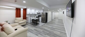 Clean & Cozy Home Near Downtown