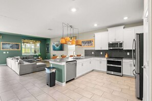 บ้านพัก, หลายเตียง, ใช้สระว่ายน้ำได้, วิวสระว่ายน้ำ (Jungle House At Championsgate) | ครัวส่วนตัว | ตู้เย็น, ไมโครเวฟ, เตาอบ, เตาประกอบอาหาร