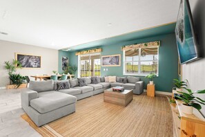 Hus - flere senge - adgang til pool - udsigt til pool (Jungle House At Championsgate) | Opholdsområde | 42-tommers fladskærms-tv med digitale kanaler