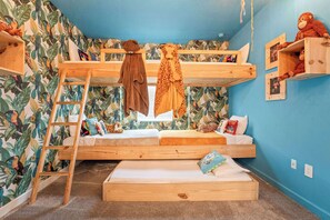 บ้านพัก, หลายเตียง, ใช้สระว่ายน้ำได้, วิวสระว่ายน้ำ (Jungle House At Championsgate) | ห้องพักตกแต่งอย่างมีเอกลักษณ์, ตกแต่งพิเศษโดยเฉพาะ, โต๊ะทำงาน