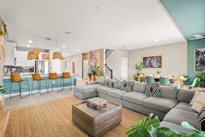 Huis, Meerdere bedden, toegang tot zwembad, uitzicht op zwembad (Jungle House At Championsgate) | Woonruimte | Een 42-inch flatscreentelevisie met digitale zenders