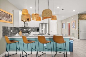 Huis, Meerdere bedden, toegang tot zwembad, uitzicht op zwembad (Jungle House At Championsgate) | Privékeuken | Een koelkast, een microgolfoven, een oven, een kookplaat