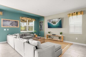 Hus - flere senge - adgang til pool - udsigt til pool (Jungle House At Championsgate) | Opholdsområde | 42-tommers fladskærms-tv med digitale kanaler