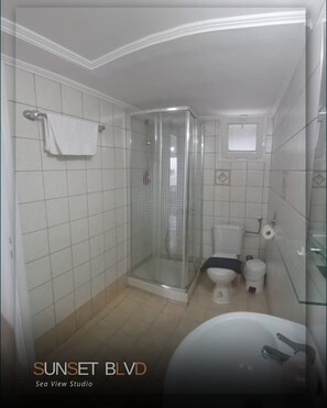 Sèche-cheveux, serviettes fournies, papier toilette