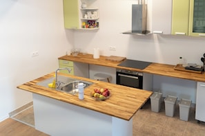 Four, lave-vaisselle, tables à manger, îlots de cuisine