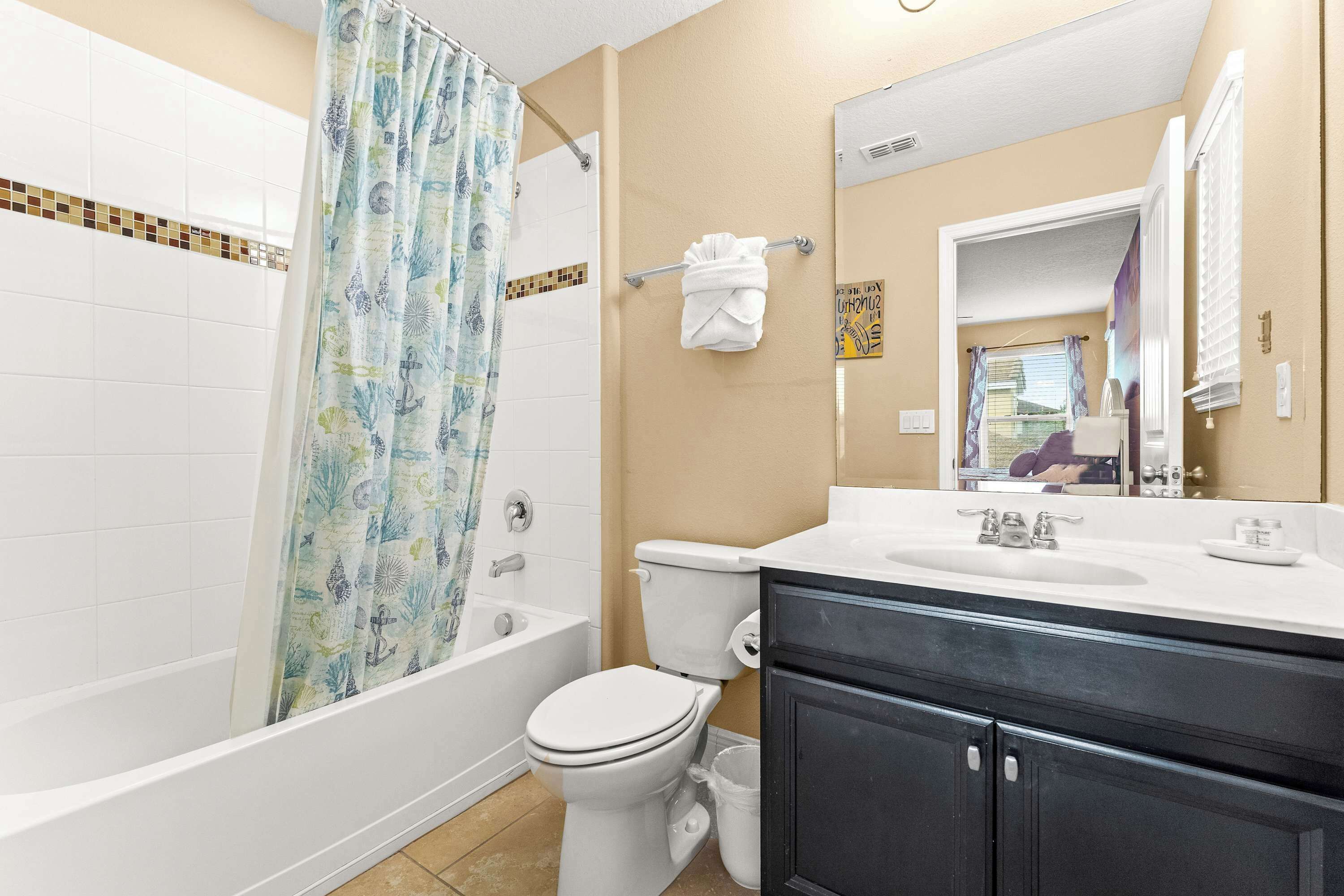Une salle de bain avec une baignoire, des toilettes et un meuble-lavabo.
