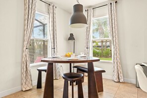 獨棟房屋, 多張床, 可使用泳池, 泳池景觀 (Solterra Bliss) | 用餐區