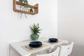 Apartment, Balcony, City View | Makan dalam bilik