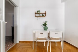 Appartement, balkon, uitzicht op stad | Dineren in de kamer