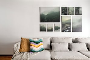 Appartement, balkon, uitzicht op stad | Woonkamer | Een 43-inch smart-tv met digitale zenders en streamingdiensten