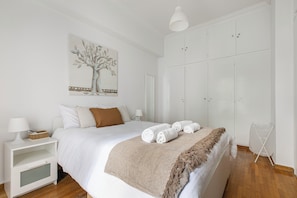 Appartement, balkon, uitzicht op stad | Verduisterende gordijnen, een strijkplank/strijkijzer, gratis wifi